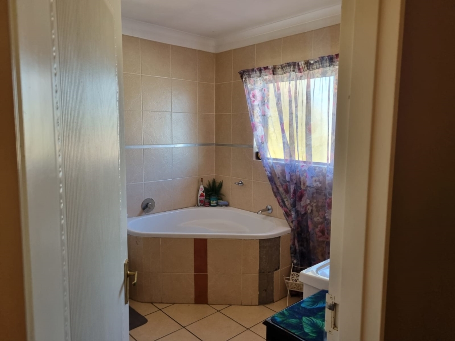 To Let 4 Bedroom Property for Rent in Langenhovenpark Free State